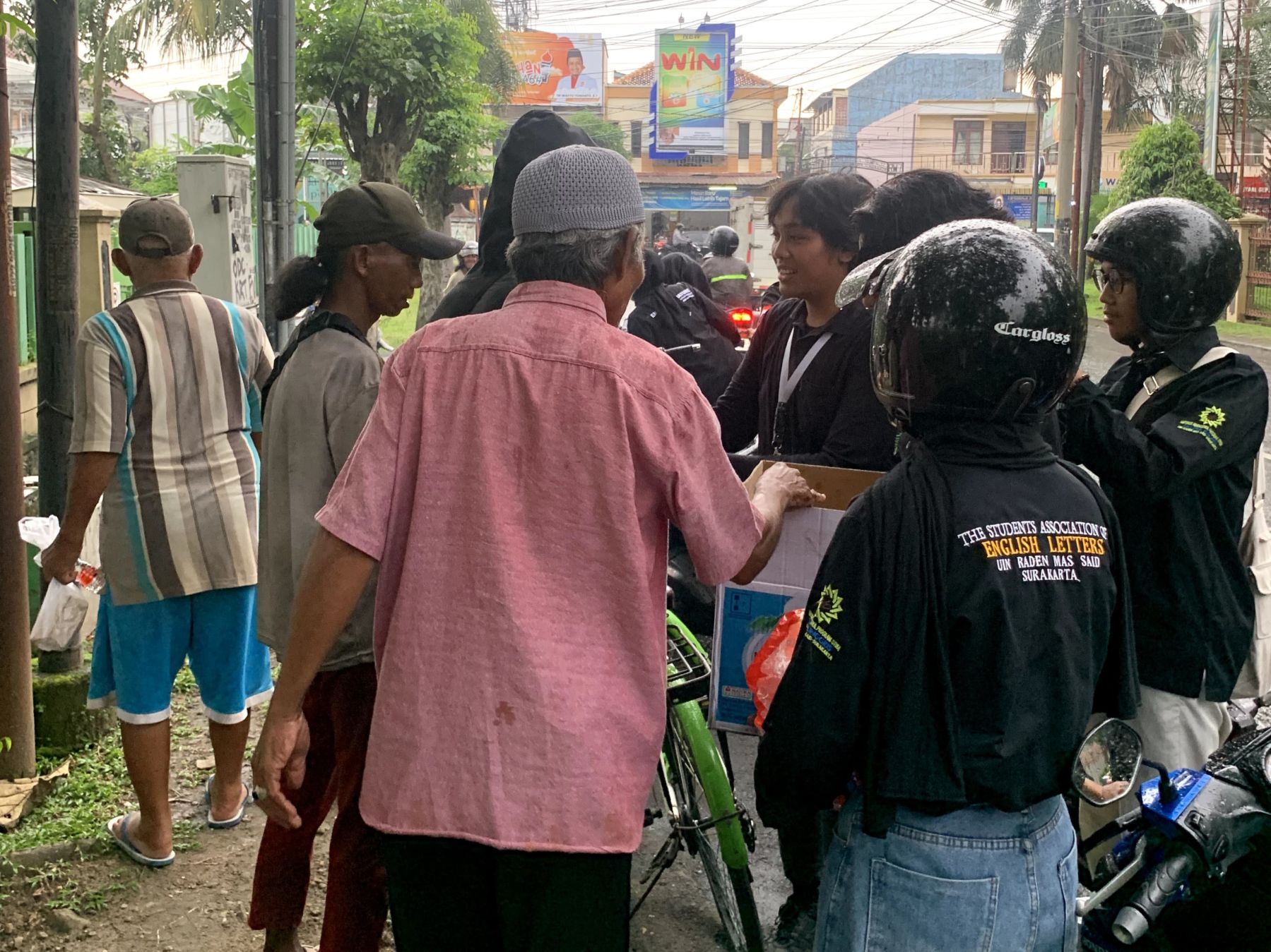 Hangatkan Ramadan, HMPS Sastra Inggris UIN Surakarta Bagikan Takjil di Kartasura